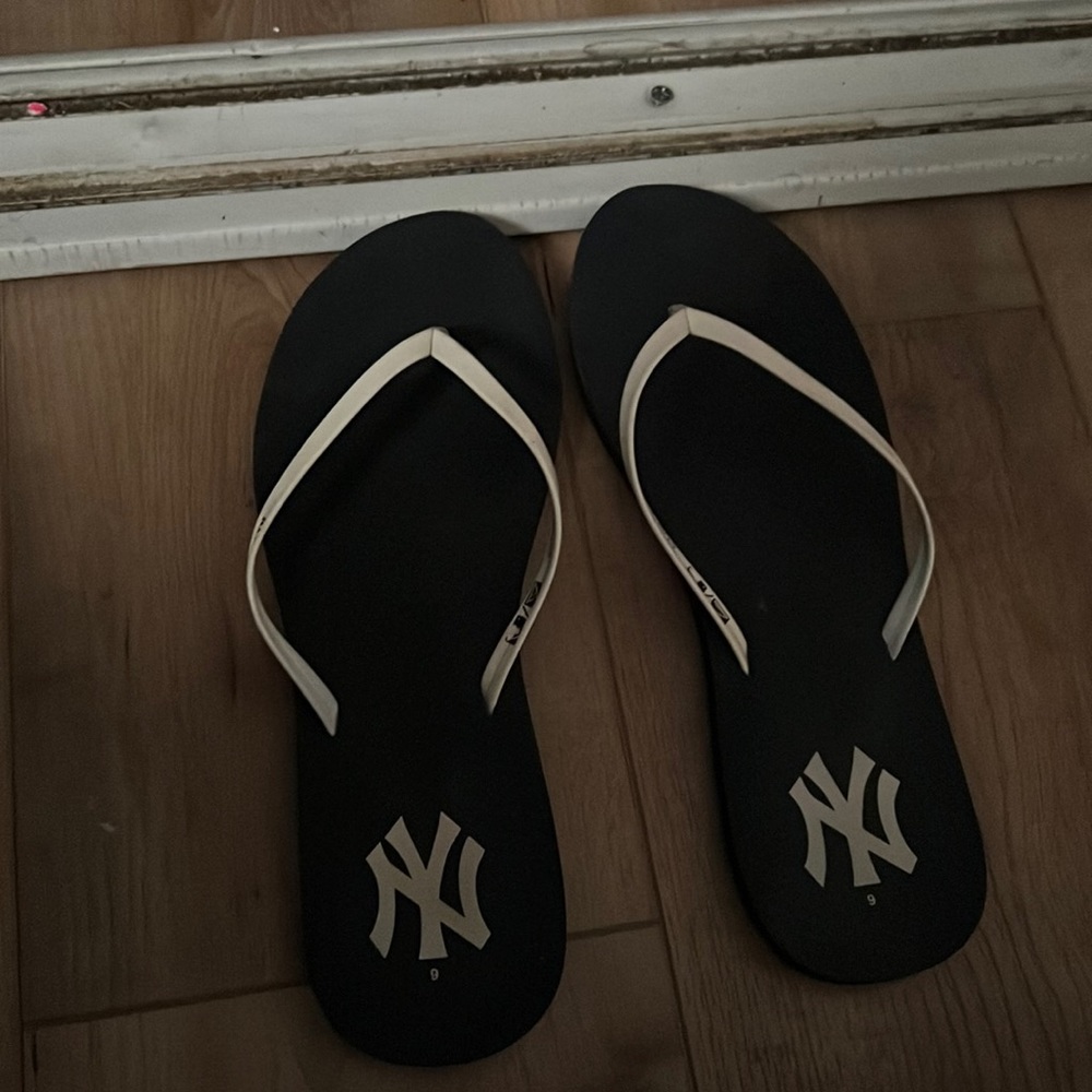 Rare ny sandals